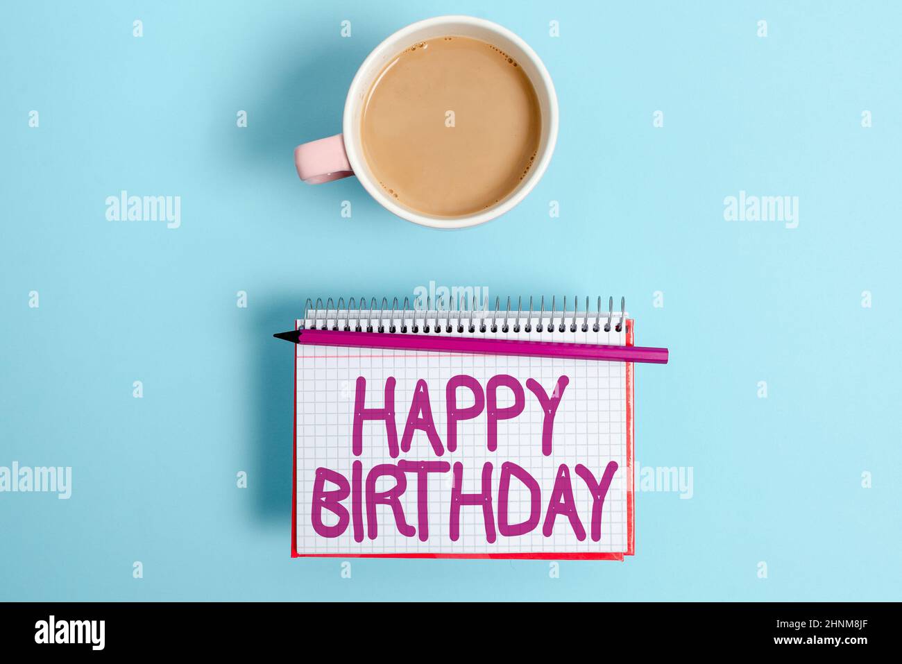 Handschriftentext Happy Birthday, Internet-Konzept das Geburtsjubiläum einer Person wird mit Geschenken Display of Different Color Sticker nicht gefeiert Stockfoto