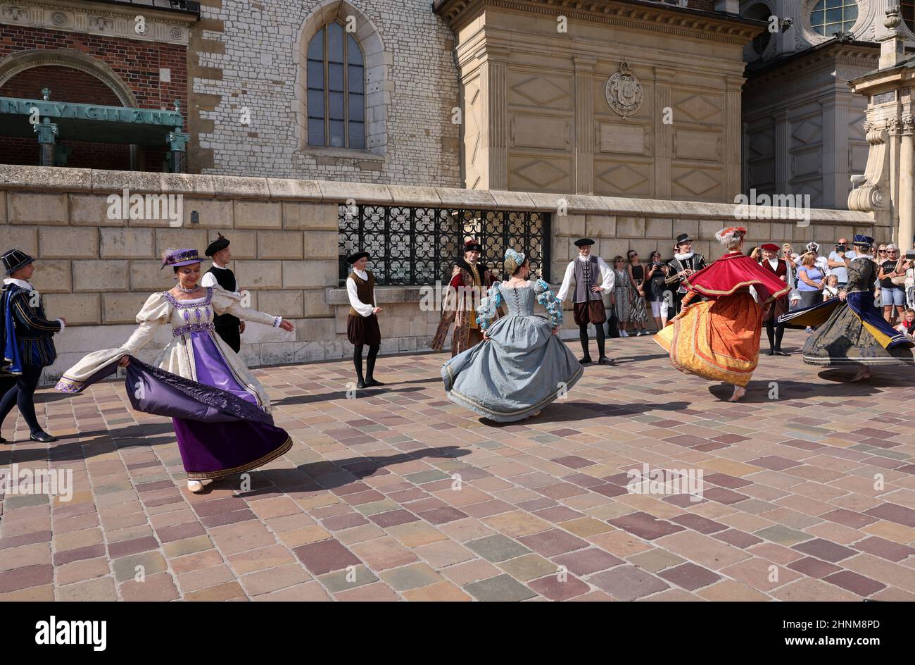 Aufführung - Wenn Glocken tanzen, aufgeführt vom Cracovia Danza Ballet im Wawel Royal Castle im Rahmen des Cracovia Danza Court Dance Festival 22nd. Krakau. Polen Stockfoto
