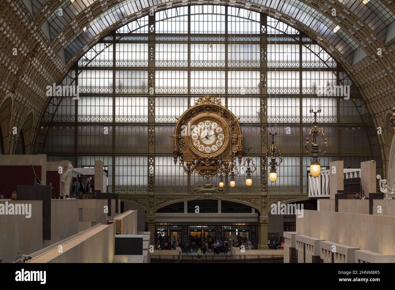 Goldene Uhr des Museums D'Orsay in Paris, Frankreich. Stockfoto