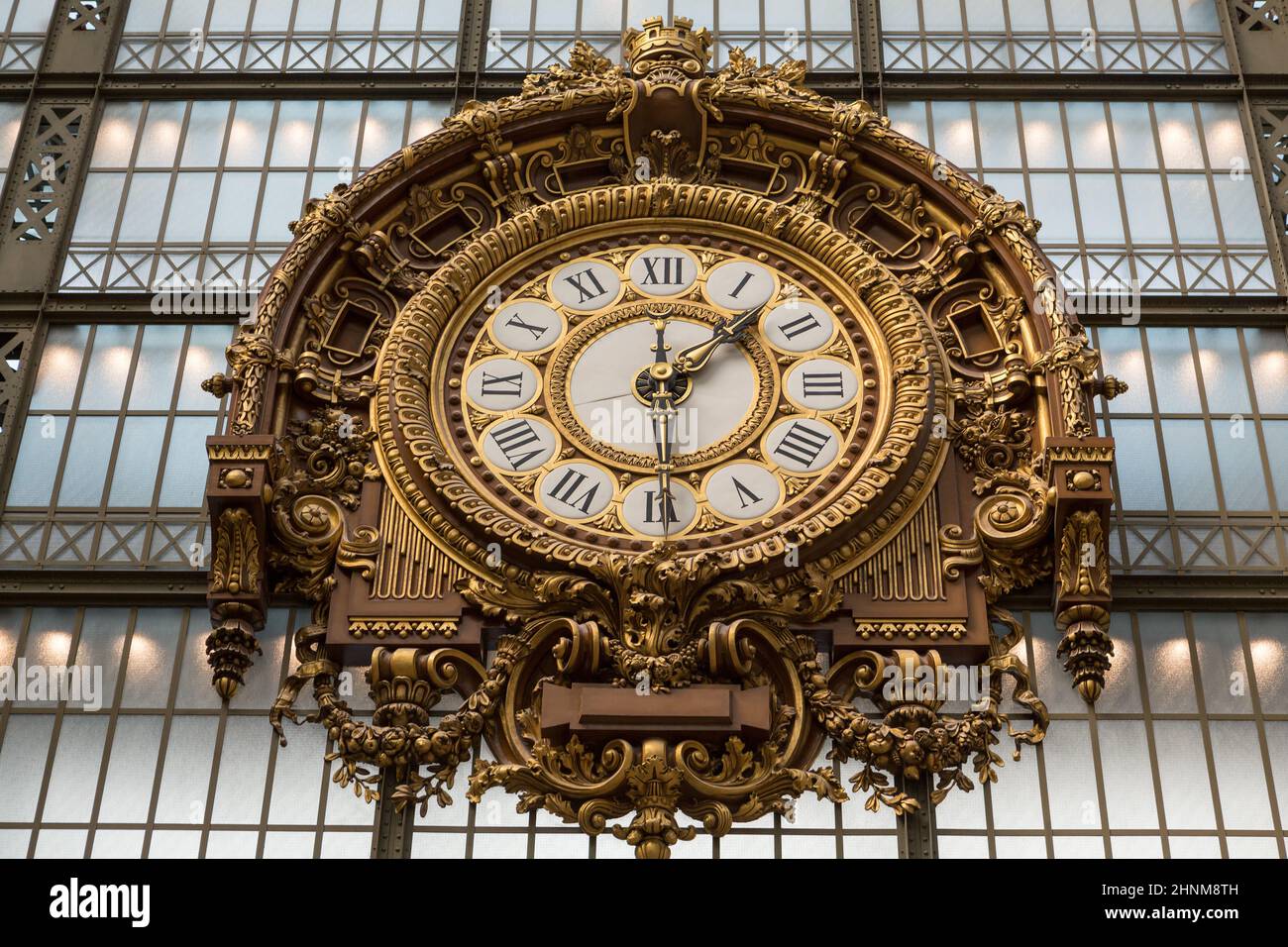 PARIS - September 7, 2014: Goldene Uhr von das Museum d'Orsay in Paris, Frankreich. Musee d'Orsay hat die größte Sammlung impressionistischer und post-impr Stockfoto