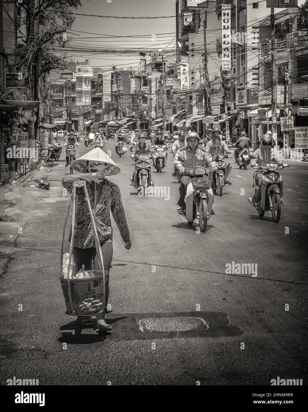 4th. Juni, Vietnam, Nha-Trang, Kurier und Motorradfahrer auf der Straße Stockfoto