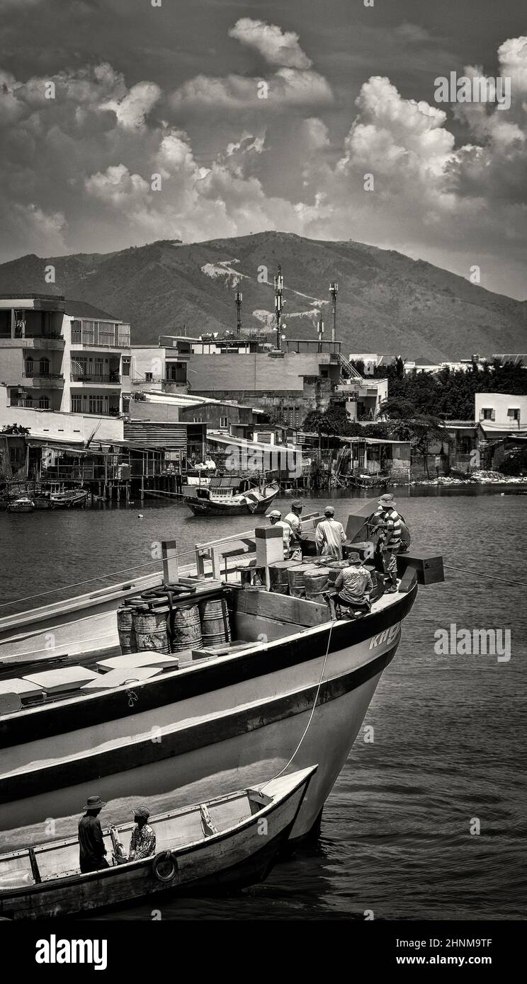 4th. Juni 2016, Vietnam, Nha-Trang, Fischer auf Trawler Stockfoto