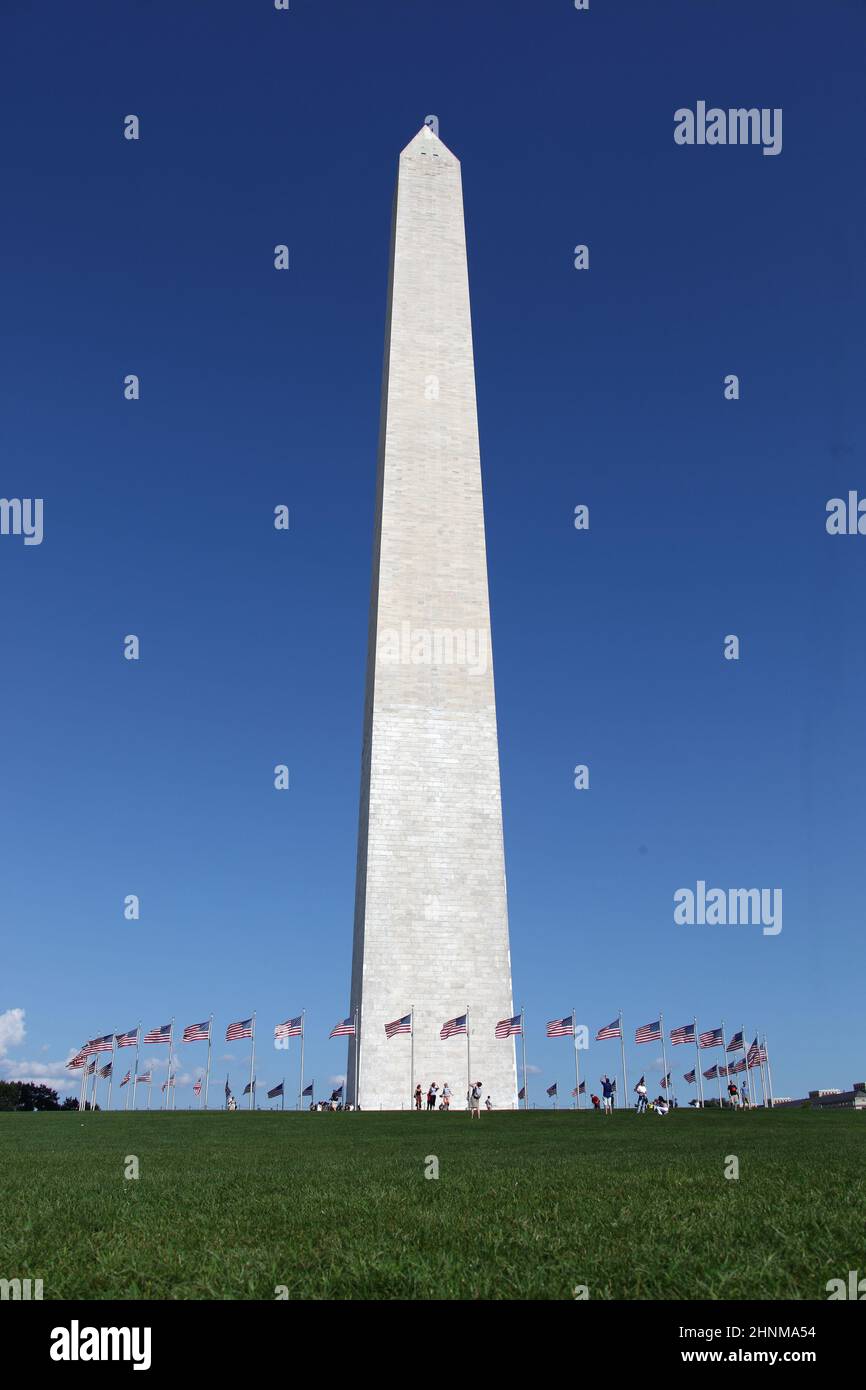 Washington Memorial zeigt einen Kreis von Flaggen in blauem Himmel Stockfoto
