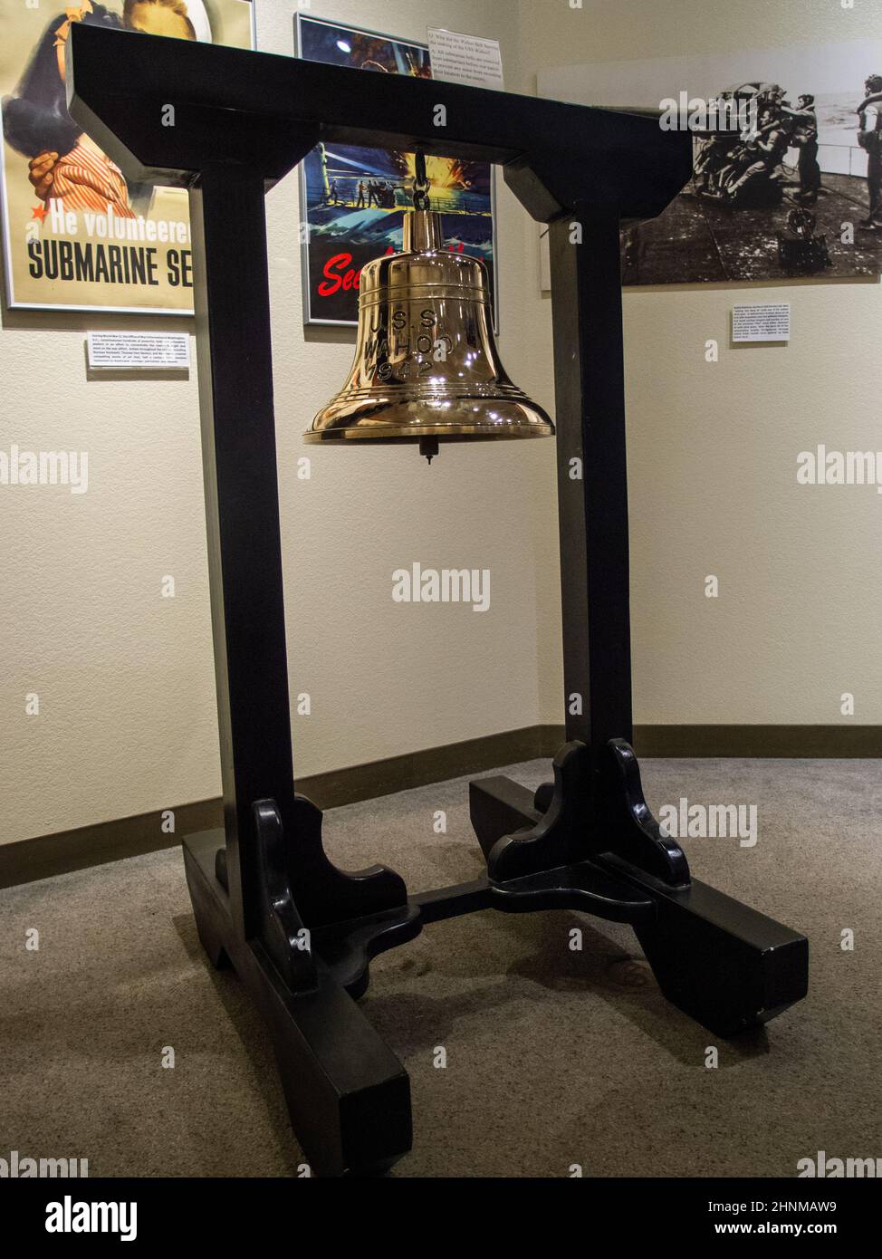 Schiffsglocke des Zweiten Weltkriegs in einem Museum in Pearl Harbor Stockfoto