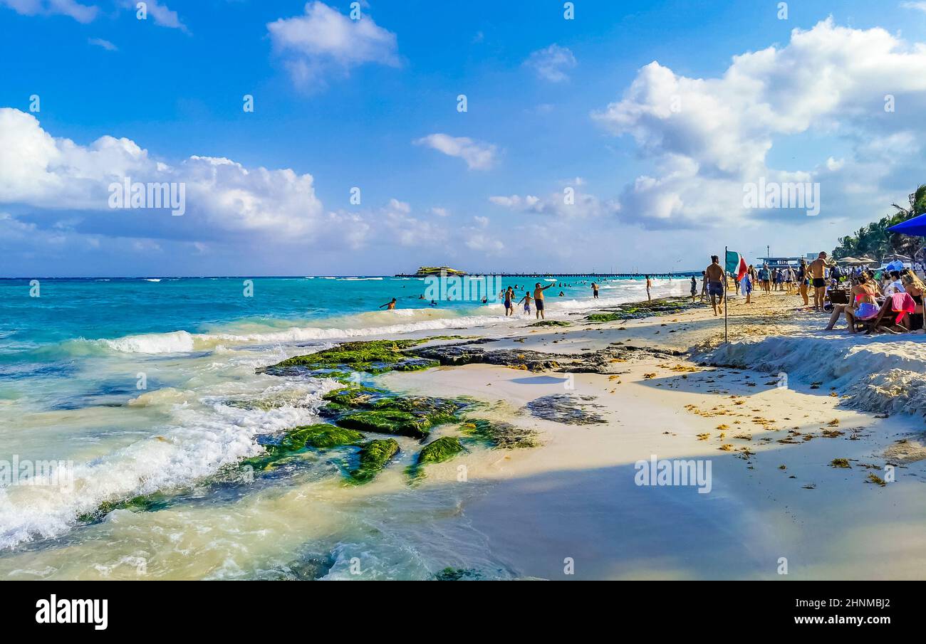 Tropischer mexikanischer Strand voller Menschen Playa del Carmen Mexiko. Stockfoto