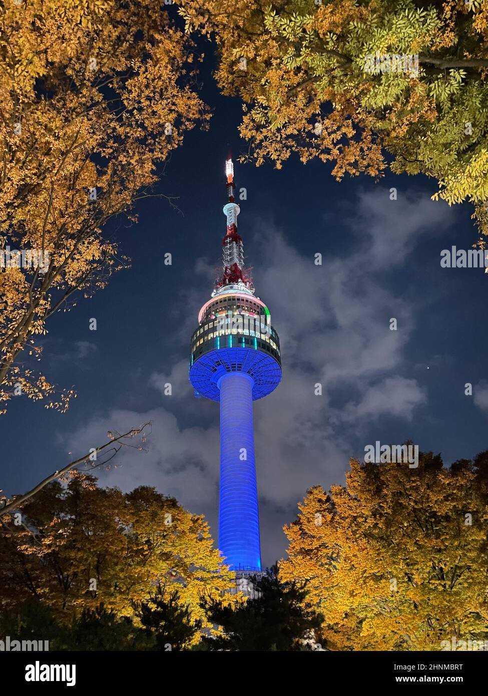 Schöner beleuchteter N-SEOUL-TURM am namsan-Berg in Seoul im Herbst, mit bunten Blättern rund um den Turm Stockfoto