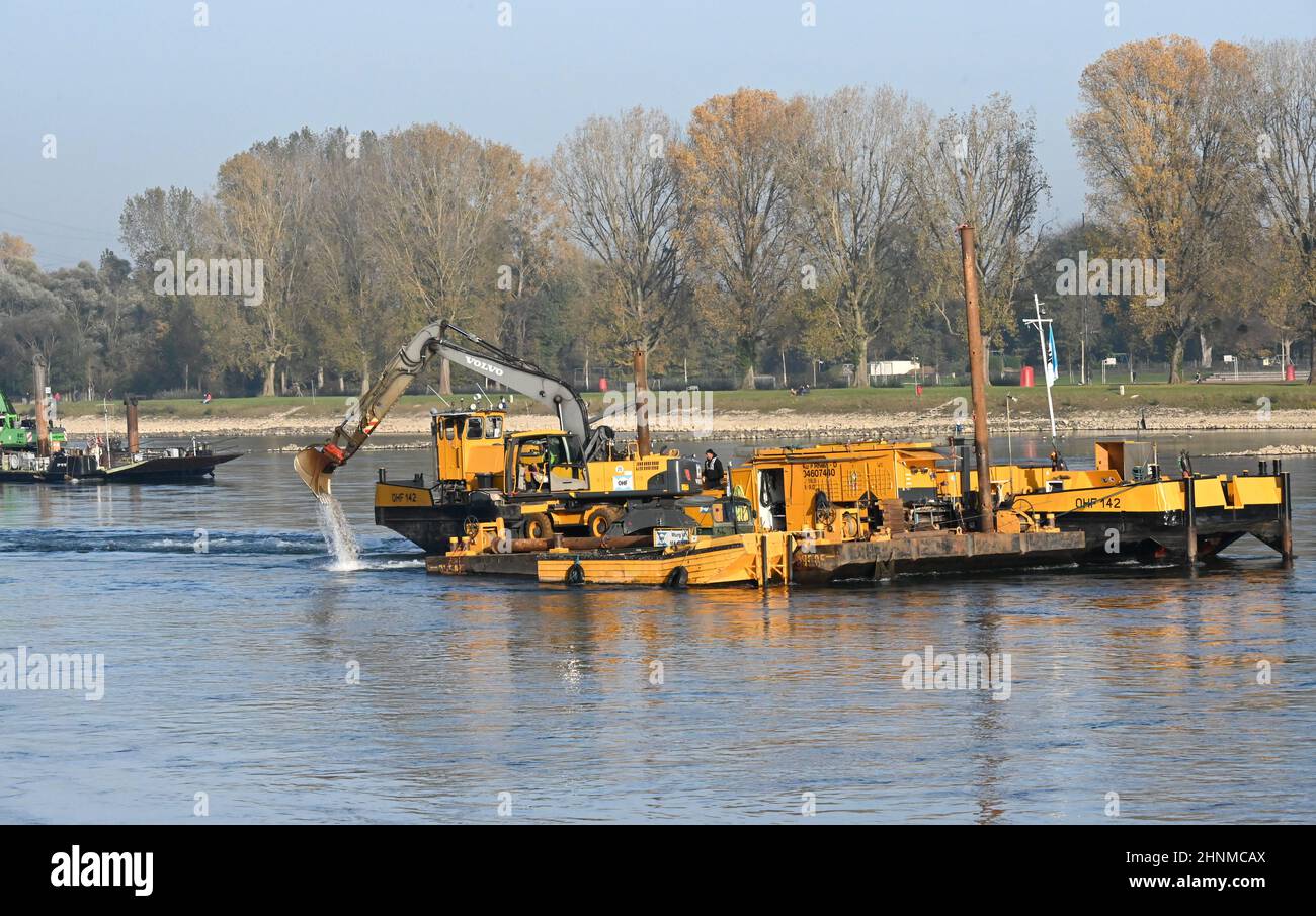 Arbeitsschiff KP 1842 auf dem rhein Stockfoto