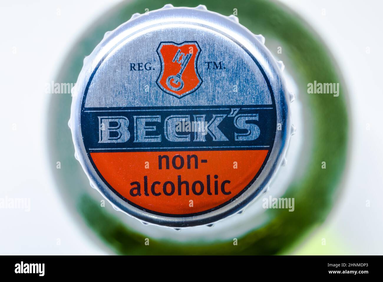 Calgary, Alberta, Kanada. November 2, 2021. Eine Nahaufnahme eines Flaschendeckels von Beck's alkoholfreiem Bier. Stockfoto