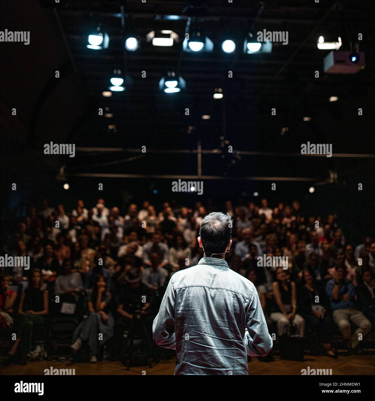 Lautsprecher einen Vortrag über corporate Business-Konferenz. Publikum im Konferenzsaal. Business &amp; Entrepreneurship Ereignis. Stockfoto