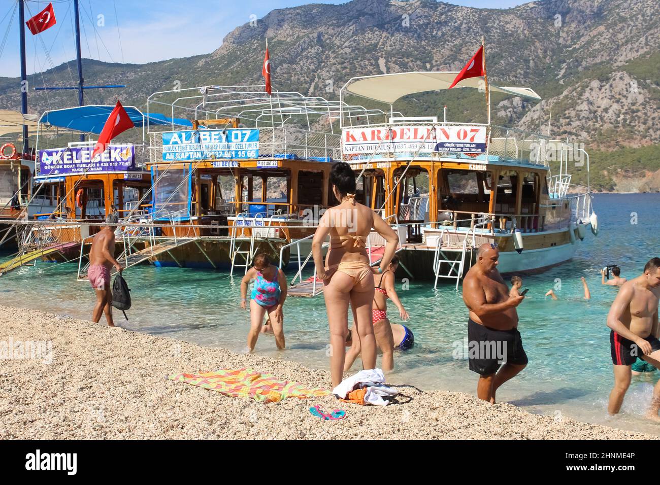 Antalya, Türkei - 15. Oktober 2020: Menschen schwimmen am berühmten blauen Meer von Suluada Stockfoto