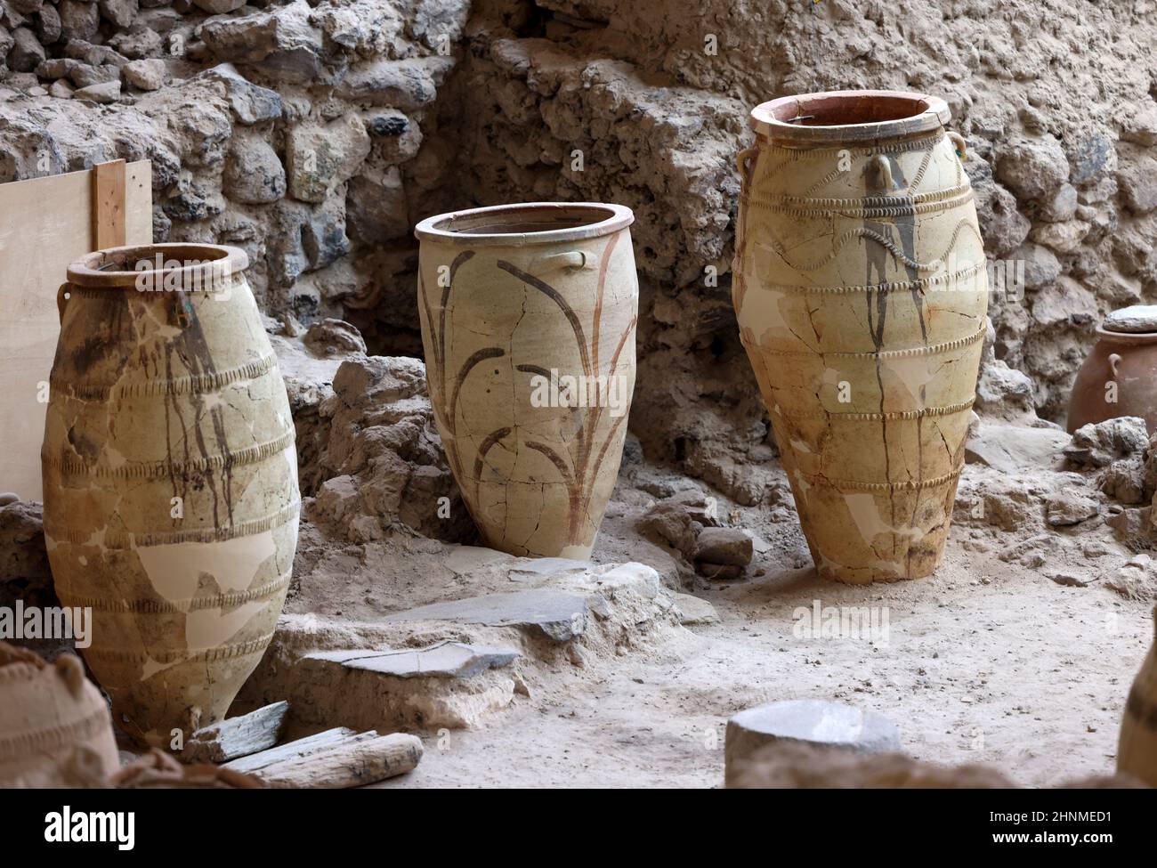 Santorini, Griechenland - in der prähistorischen Stadt Akrotiri, Ausgrabungsstätte einer minoischen Bronzezeit, wurden alte Töpferwaren geborgen Stockfoto