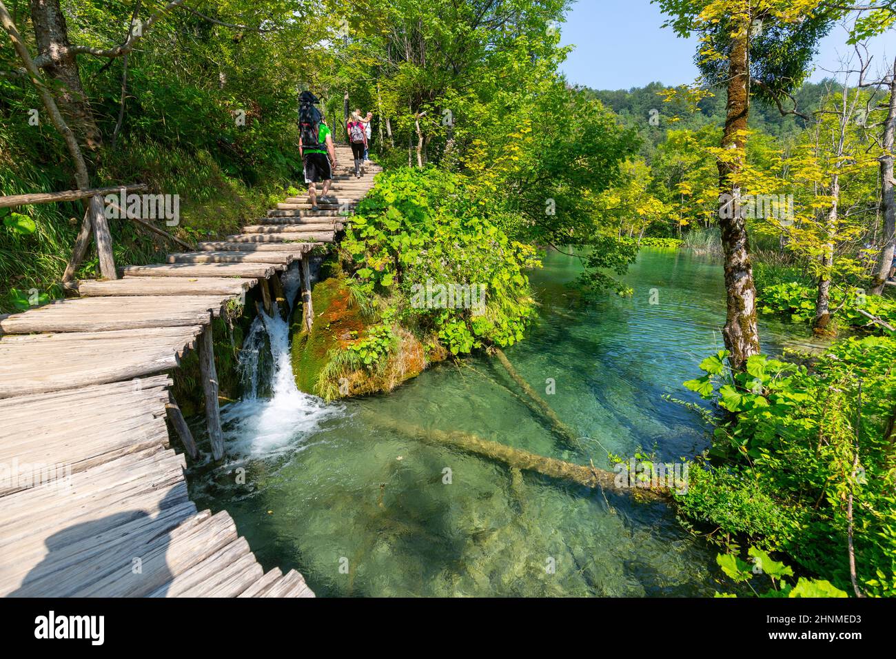 Nationalpark Plitvicer Seen, ein Wunder der Natur, Touristen zu Fuß auf der Holzbrücke, Plitvicer Seen, Kroatien Stockfoto