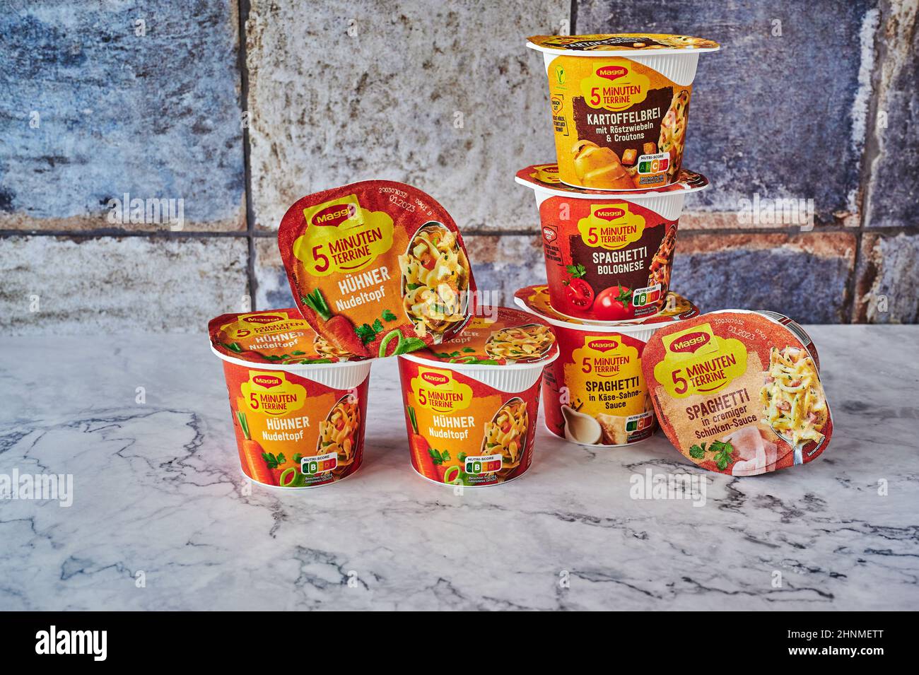 Berlin, Deutschland - 16. Februar 2022: Packungen mit getrockneten Lebensmittelzutaten, die mit heißem Wasser für eine schnelle Mahlzeit zubereitet werden können. Stockfoto
