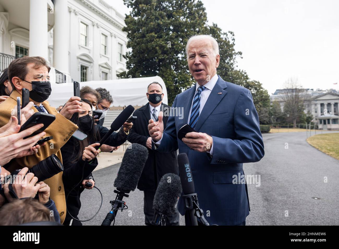 US-Präsident Joe Biden spricht mit den Medien über den Aufbau Russlands an der ukrainischen Grenze, als er am 17. Februar 2022 das Weiße Haus nach Cleveland in Washington, DC, USA, verlässt. Der Präsident sagte, dass es ein ‘sehr hohes“ Risiko einer russischen Invasion in der Ukraine in ‘mehreren Tagen' gebe. Die NATO und das Weiße Haus von Biden haben russische Behauptungen zurückgewiesen, dass sie Truppen an der ukrainischen Grenze abziehen.Quelle: Jim LoScalzo/Pool via CNP /MediaPunch Stockfoto