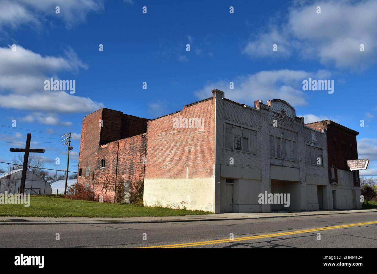 Verfallene historische Gebäude auf der leeren, entvölkerten Chene Street im Viertel Poletown East in Detroit, Michigan, USA. Stockfoto