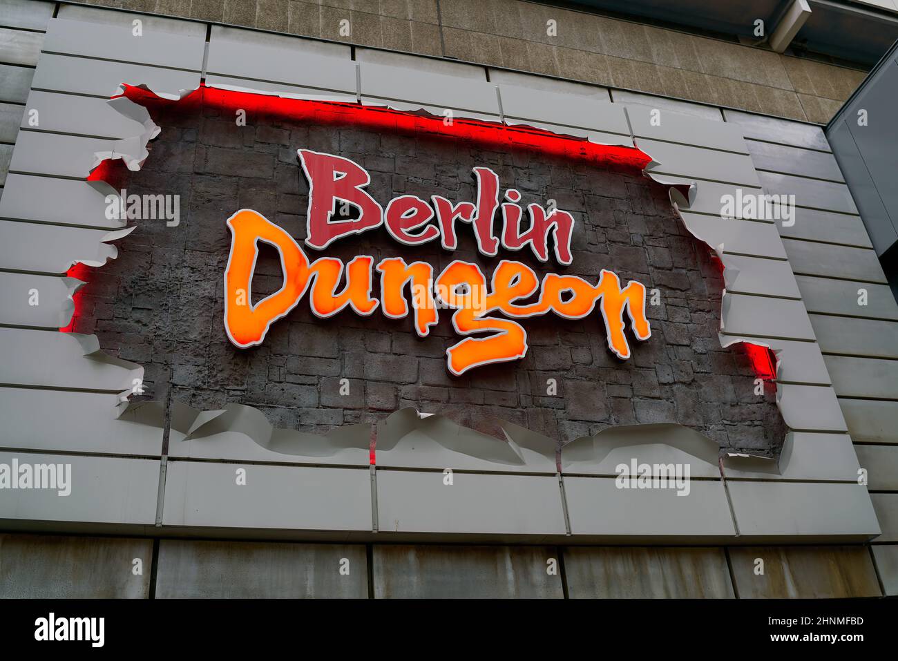 Beleuchtetes Schild für das Dungeon Berlin. Im Dungeon begeben sich die Besucher auf eine Reise durch die von Schauspielern inszenierte Zeit durch die düstere, gruselige Geschichte Berlins. Stockfoto