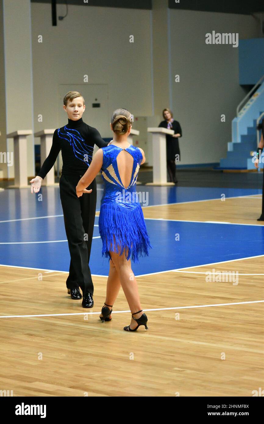 Orenburg, Russland - 02.-03. November 2019: Mädchen und Jungen tanzen Stockfoto