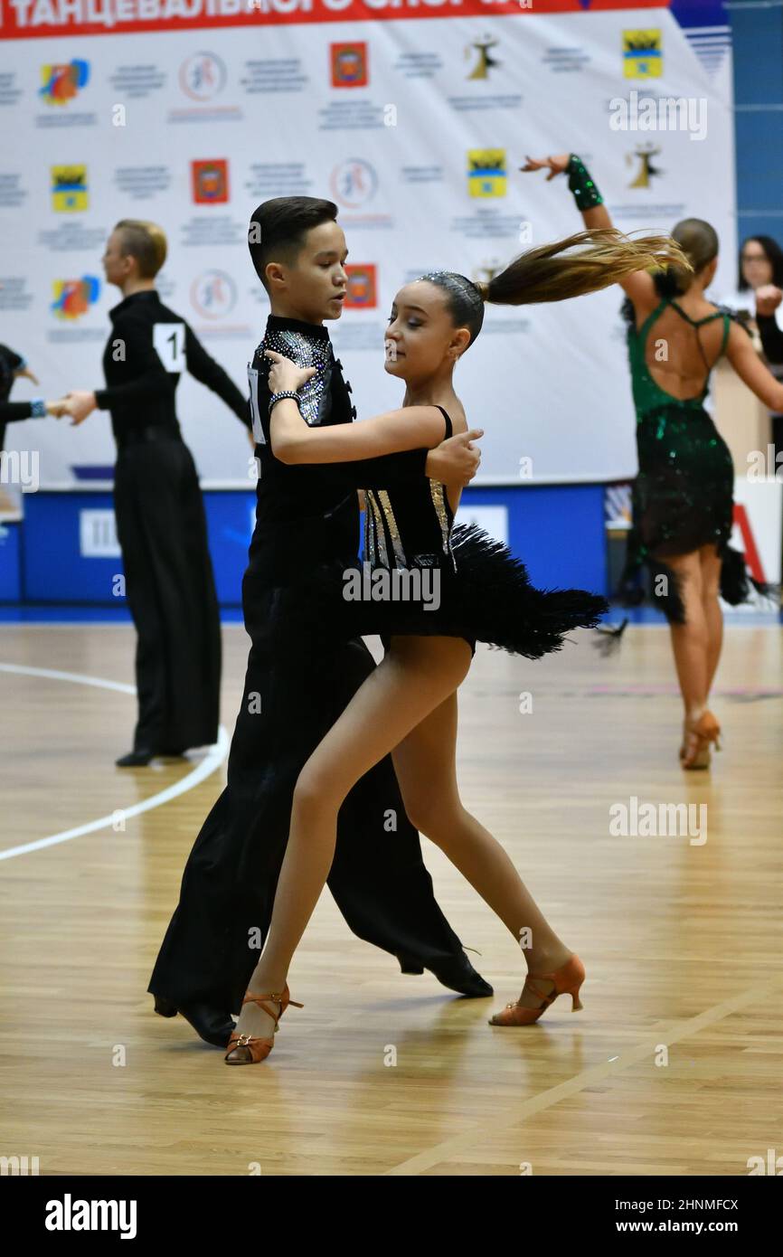 Orenburg, Russland - 02.-03. November 2019: Mädchen und Jungen tanzen Stockfoto