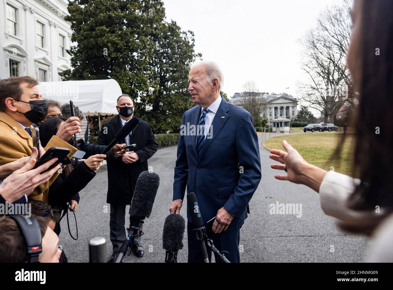 US-Präsident Joe Biden spricht mit den Medien über den Aufbau Russlands an der ukrainischen Grenze, als er am 17. Februar 2022 das Weiße Haus nach Cleveland in Washington, DC, USA, verlässt. Der Präsident sagte, dass es ein ‘sehr hohes“ Risiko einer russischen Invasion in der Ukraine in ‘mehreren Tagen' gebe. Die NATO und das Weiße Haus von Biden haben russische Behauptungen zurückgewiesen, dass sie Truppen an der ukrainischen Grenze abziehen.Quelle: Jim LoScalzo/Pool via CNP /MediaPunch Stockfoto