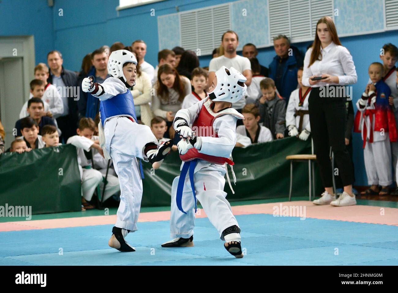 Orenburg, Russland - 19. Oktober 2019: Junge konkurrieren in Taekwondo - koreanische Kampfkunst Stockfoto
