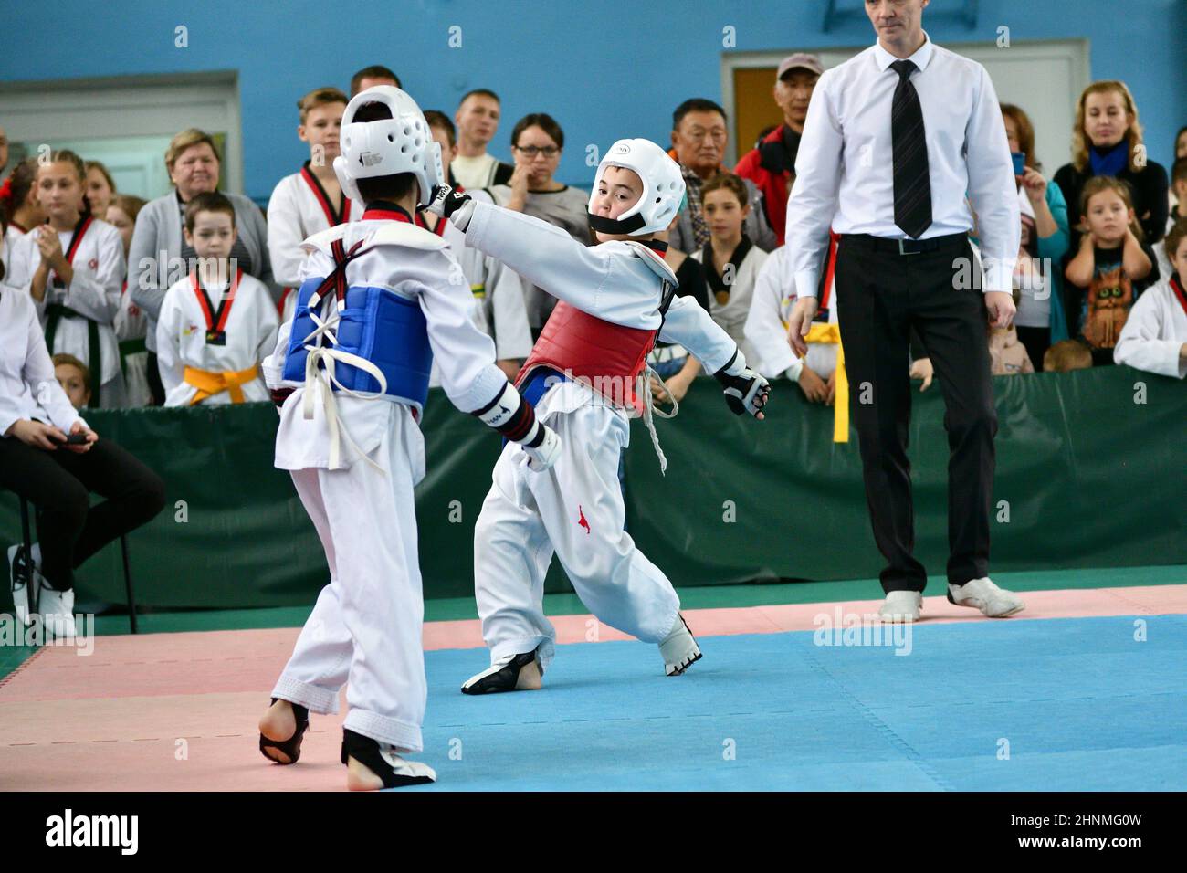 Orenburg, Russland - 19. Oktober 2019: Junge konkurrieren in Taekwondo - koreanische Kampfkunst Stockfoto