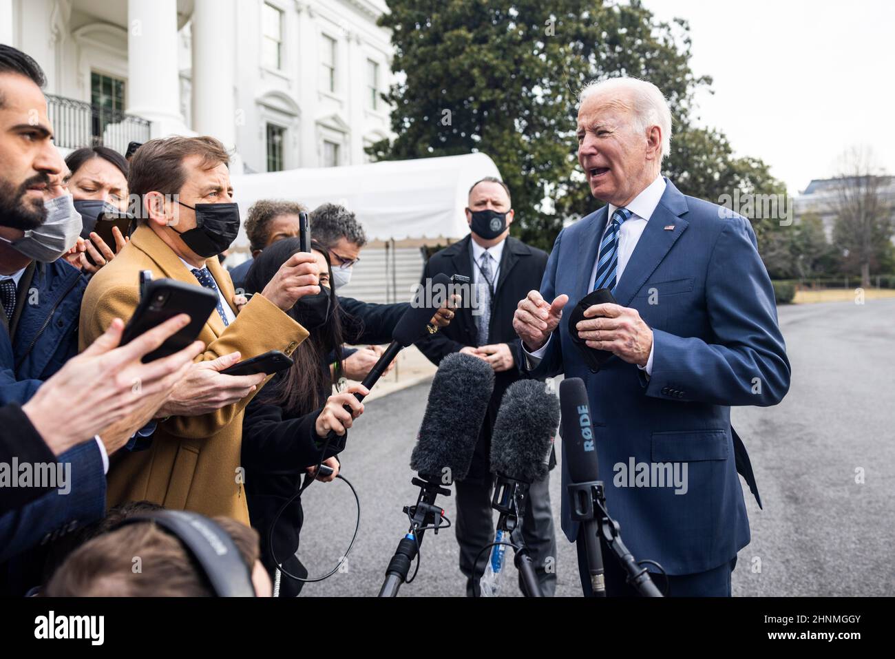 US-Präsident Joe Biden spricht mit den Medien über den Aufbau Russlands an der ukrainischen Grenze, als er am 17. Februar 2022 das Weiße Haus nach Cleveland in Washington, DC, USA, verlässt. Der Präsident sagte, dass es ein ‘sehr hohes“ Risiko einer russischen Invasion in der Ukraine in ‘mehreren Tagen' gebe. Die NATO und das Weiße Haus von Biden haben russische Behauptungen zurückgewiesen, dass sie Truppen an der ukrainischen Grenze abziehen.Quelle: Jim LoScalzo/Pool via CNP /MediaPunch Stockfoto