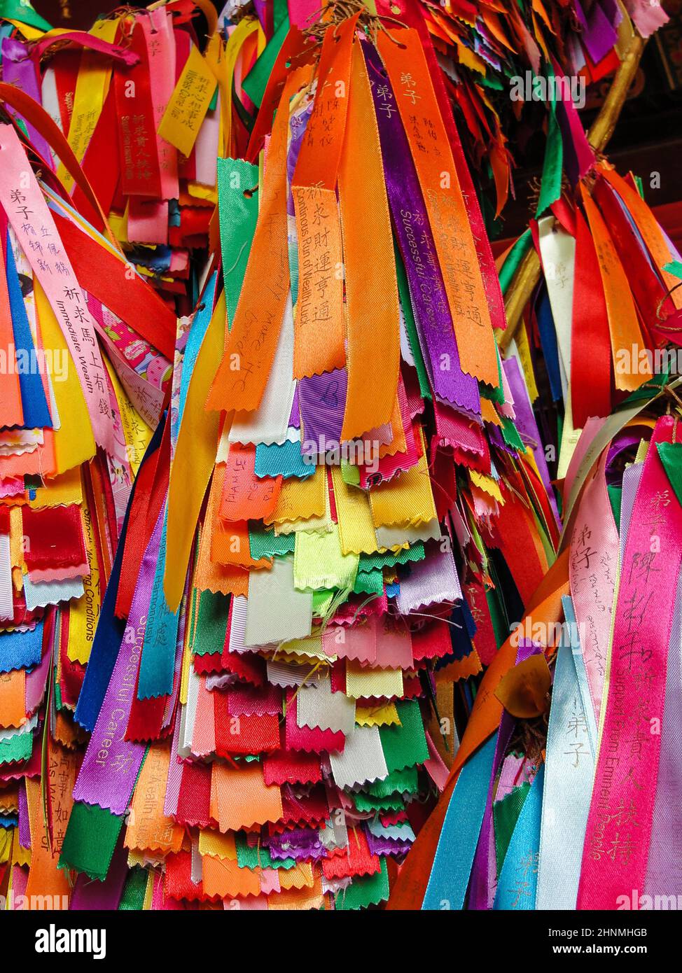 Im Tempel hängen viele bunte Bänder mit Wünschen. Georgetown, Penang, Malaysia Stockfoto