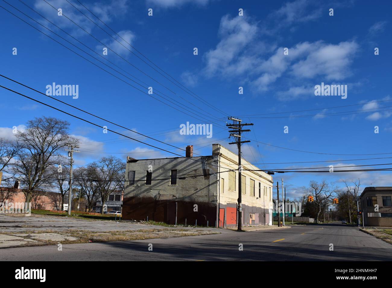 Lange verlassene Gebäude und Geschäfte auf der leeren, entvölkerten Chene Street in der Gegend von Poletown East in Detroit, Michigan, USA. Stockfoto