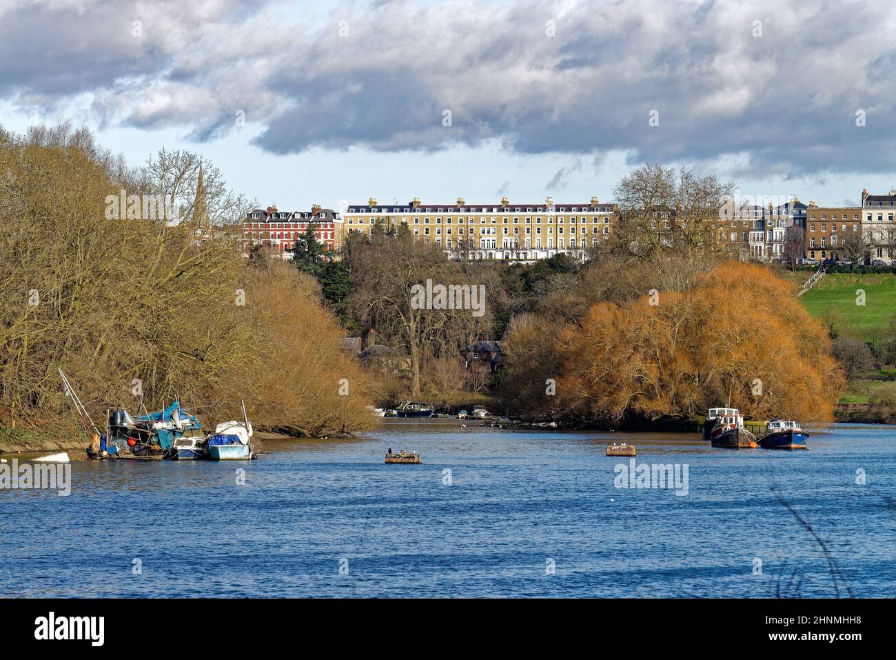 Blick auf Richmond Hill von der Themse in Ham, Richmond West London England Großbritannien Stockfoto