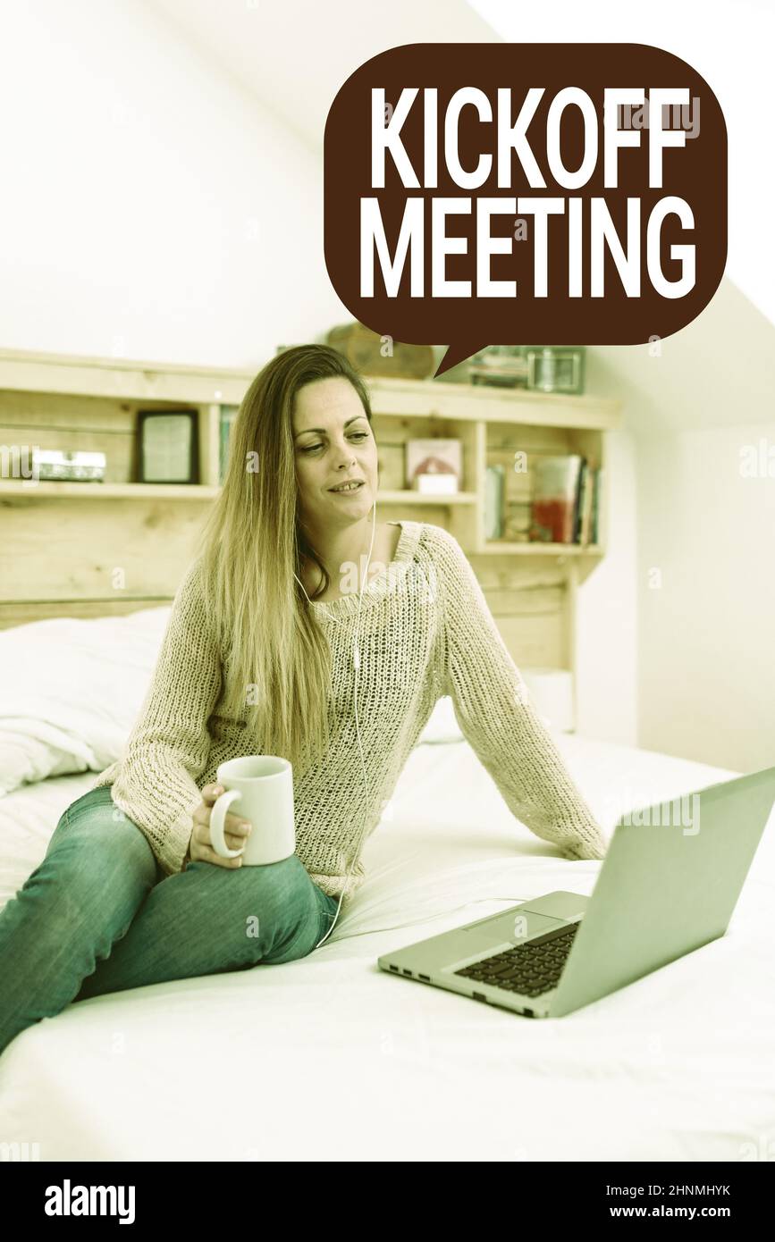 Inspiration showing sign Kickoff Meeting, Business Concept Spezielle Diskussion über die Gesetzmäßigkeiten im Projekt Lesen Sie interessante Artikel O Stockfoto
