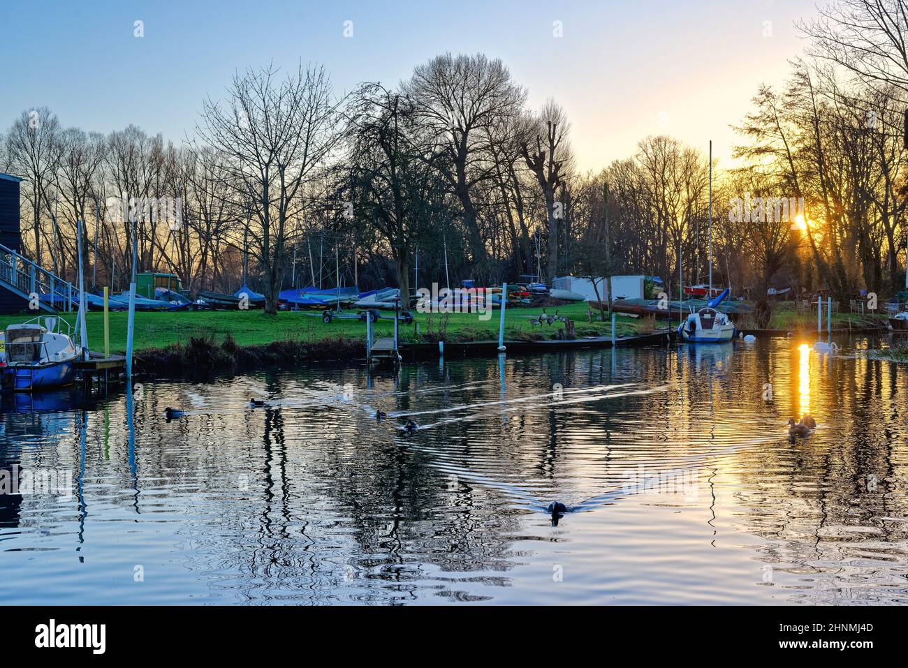 Ein Winteruntergang auf einem Rückwasser der Themse in Shepperton Surrey England Stockfoto