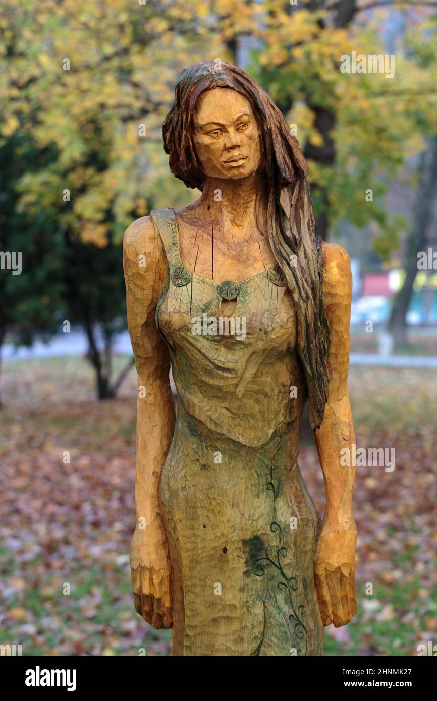 Märchenhafte Holzfiguren aus urzeitlichen Slawic Geschichten Stockfoto