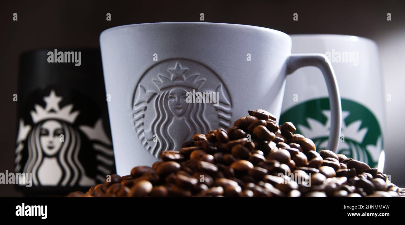 Zusammensetzung mit Tassen Starbucks-Kaffee Stockfoto