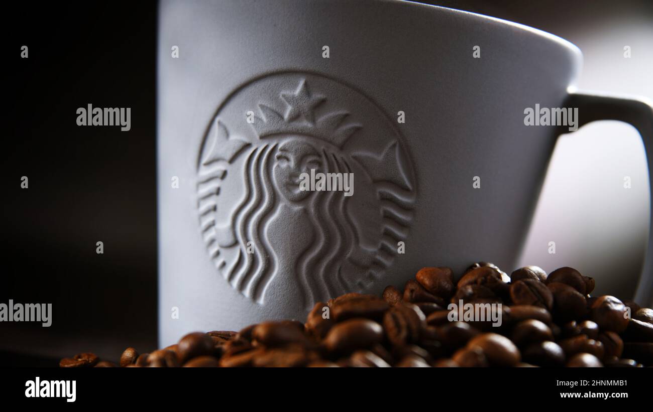Zusammensetzung mit einer Tasse Starbucks-Kaffee Stockfoto