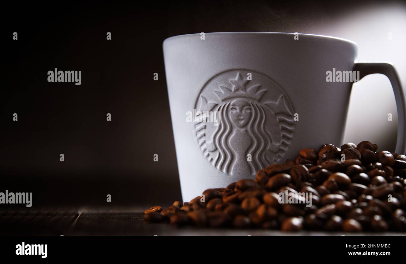 Zusammensetzung mit einer Tasse Starbucks-Kaffee Stockfoto