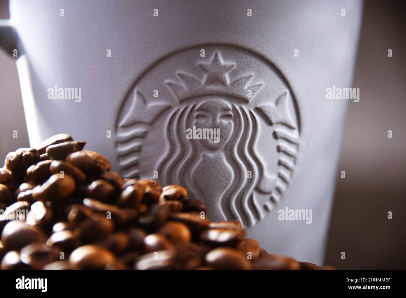 Zusammensetzung mit einer Tasse Starbucks-Kaffee Stockfoto