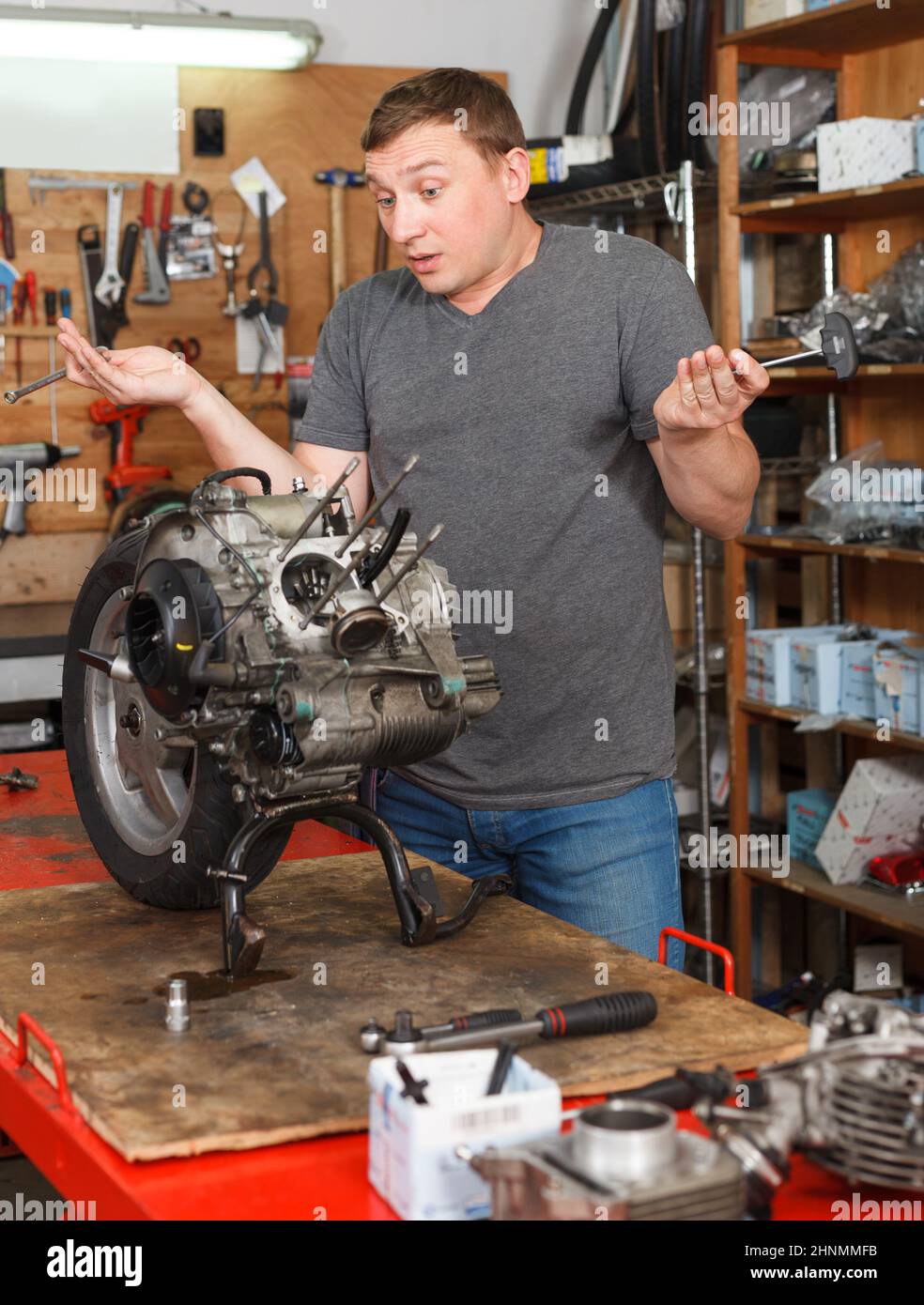Männliche Mechaniker Reconditioning modernen Moto Stockfoto