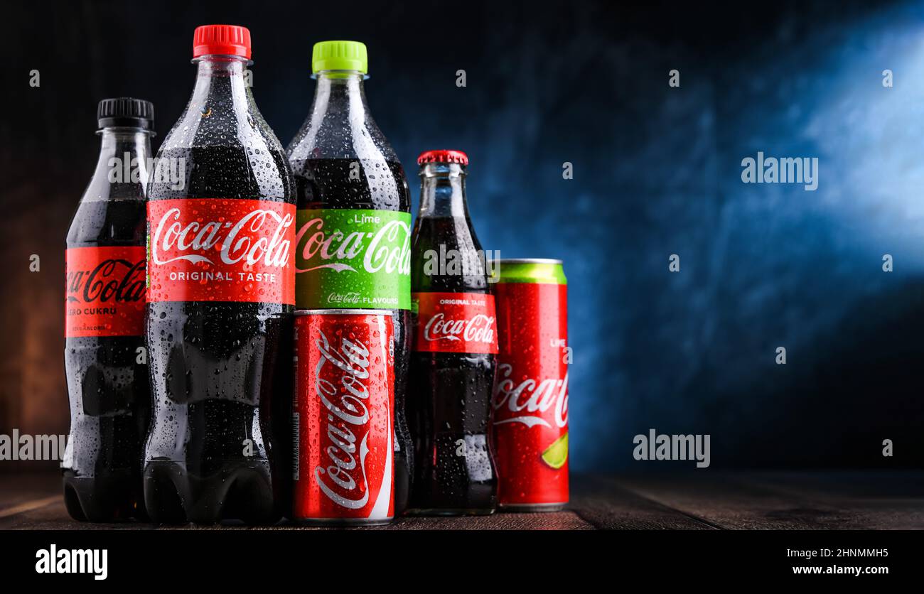 Flaschen und Dosen von Coca-Cola Stockfotografie - Alamy