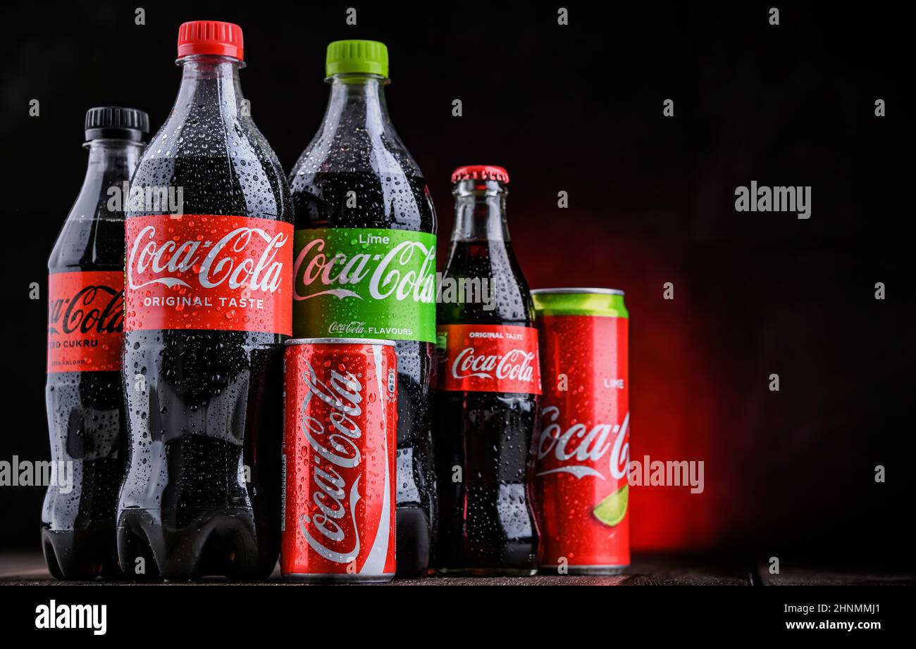 Flaschen und Dosen von Coca-Cola Stockfoto