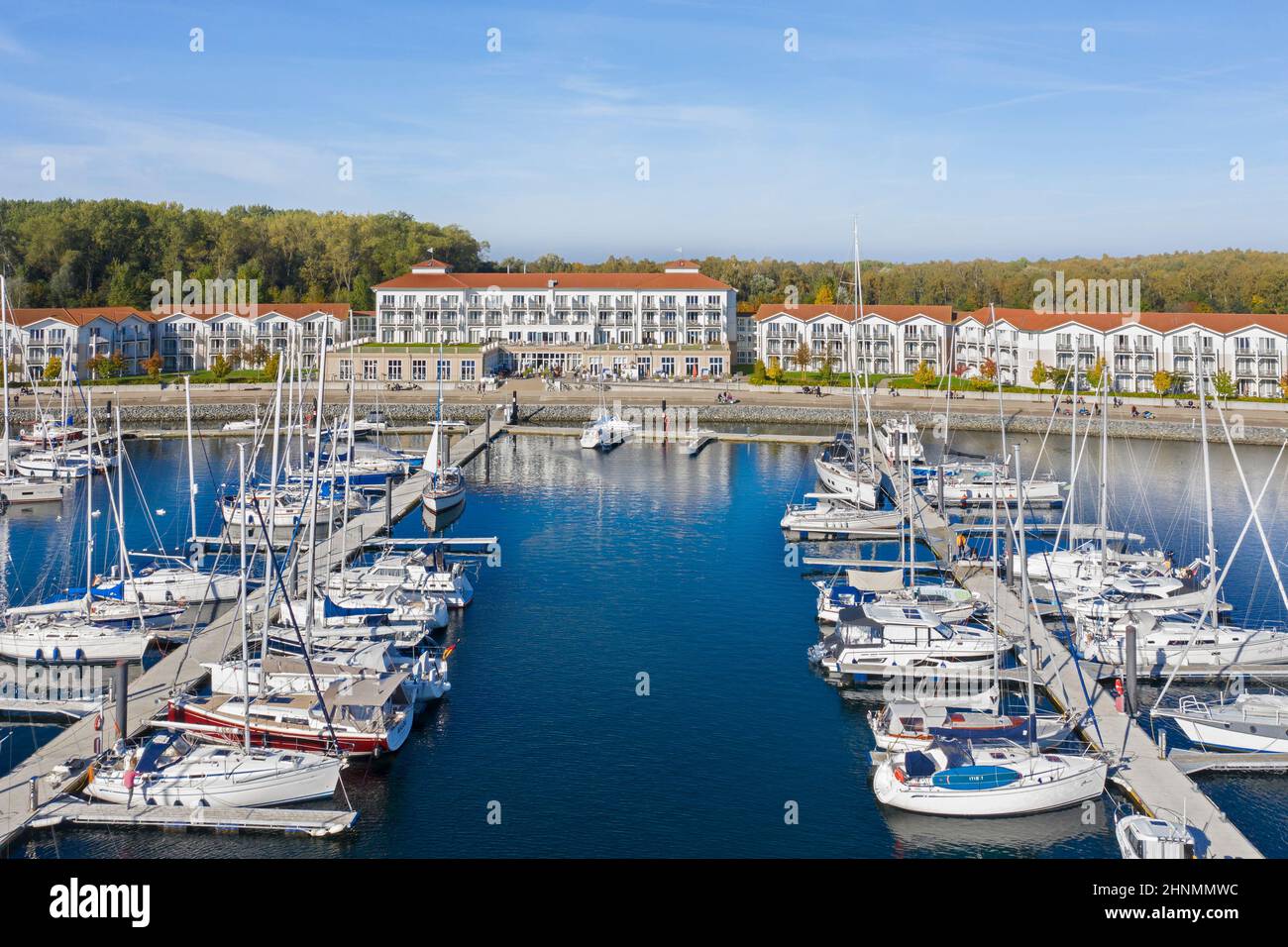 Weiße Wiek Ferienresort in Boltenhagen an der Ostsee mit Hotels und Segelbooten in Marina, Mecklenburg-Vorpommern, Deutschland Stockfoto