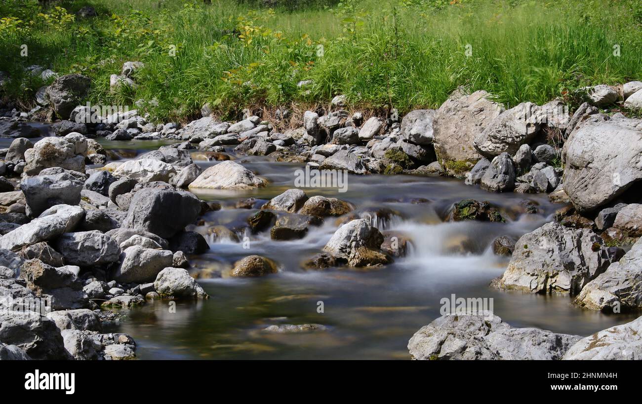 corso d'acqua di montagna Stockfoto