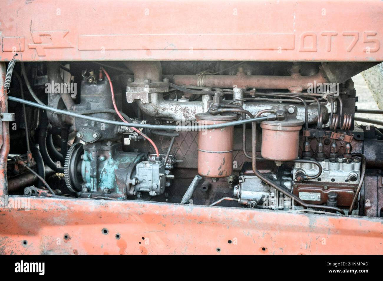 Motor mit Ausrüstung in einem alten Traktor. Stockfoto