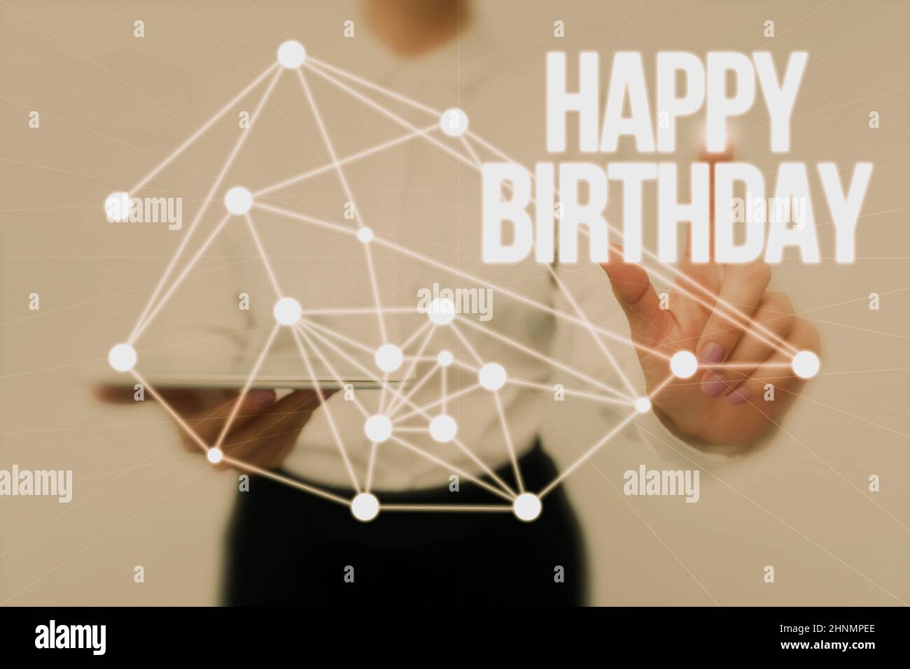 Inspiration Zeigezeichen Happy Birthday, Geschäftskonzept der Geburtstag einer Person wird mit Geschenken Lady Holding Tablet Pressing O gefeiert Stockfoto