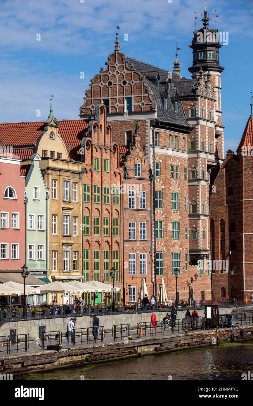 Danzig, Altstadt - historische Mietshäuser mit Giebeln am Ufer des Flusses Motlawa, Polen Stockfoto
