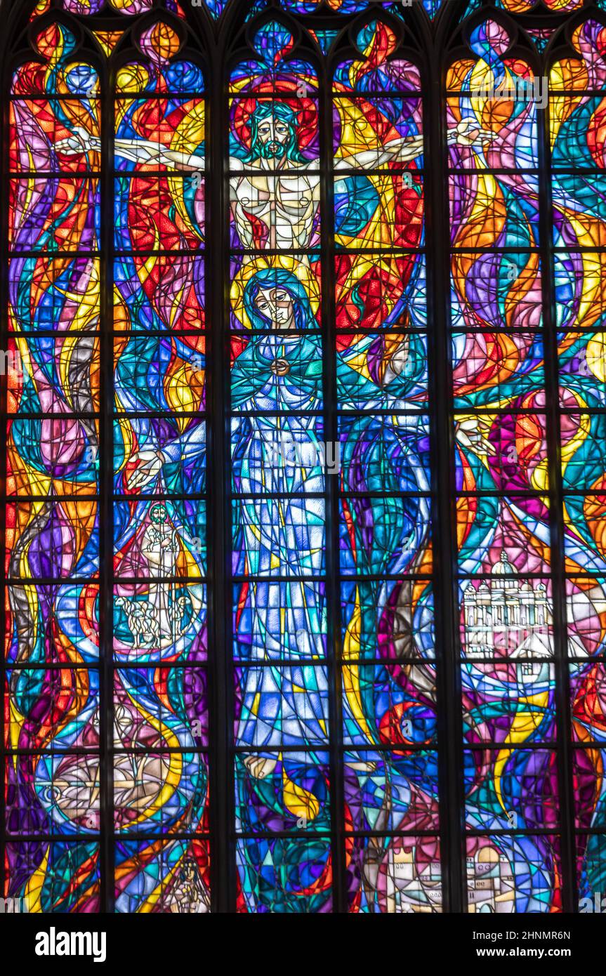 Ein farbenfrohes Buntglasfenster über dem Hauptaltar in der Marienkirche in Danzig. Stockfoto