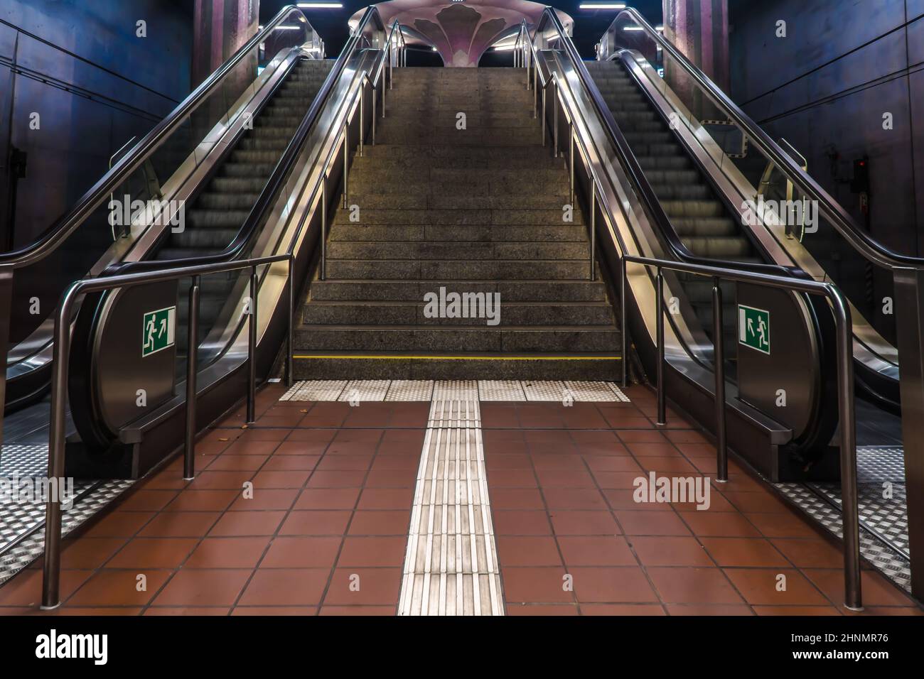 Rolltreppe der U-Bahn-Station Westend in Frankfurt Stockfoto