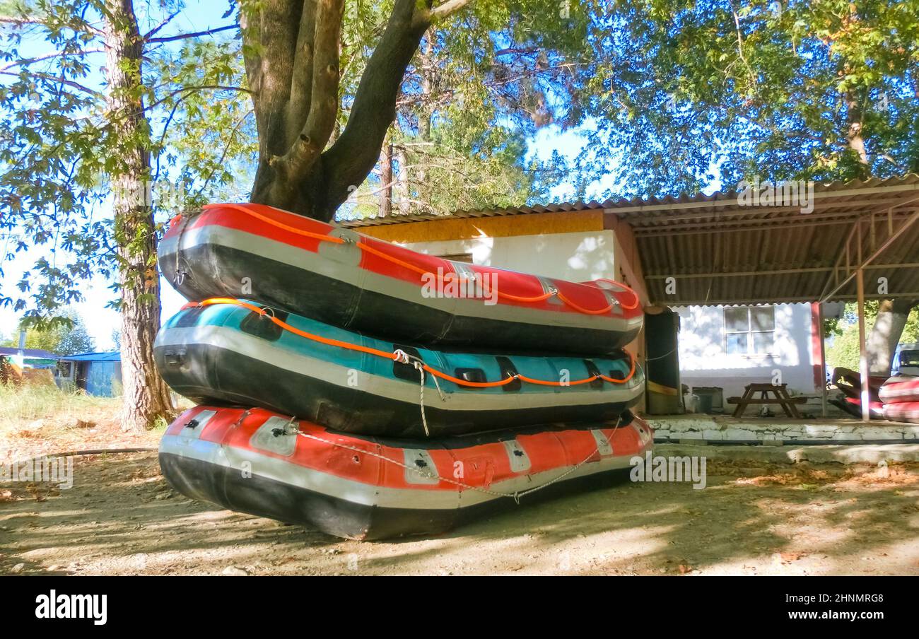 Bunte Boote an Land. Aktivitäten im Freien. Aktive Erholung. Hintergrund für Urlaub in der Türkei Stockfoto