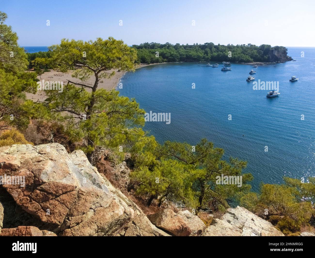 Blick auf den Steinstrand an der Stelle der alten lykischen Stadt Phaselis. Historische Stätte Stockfoto