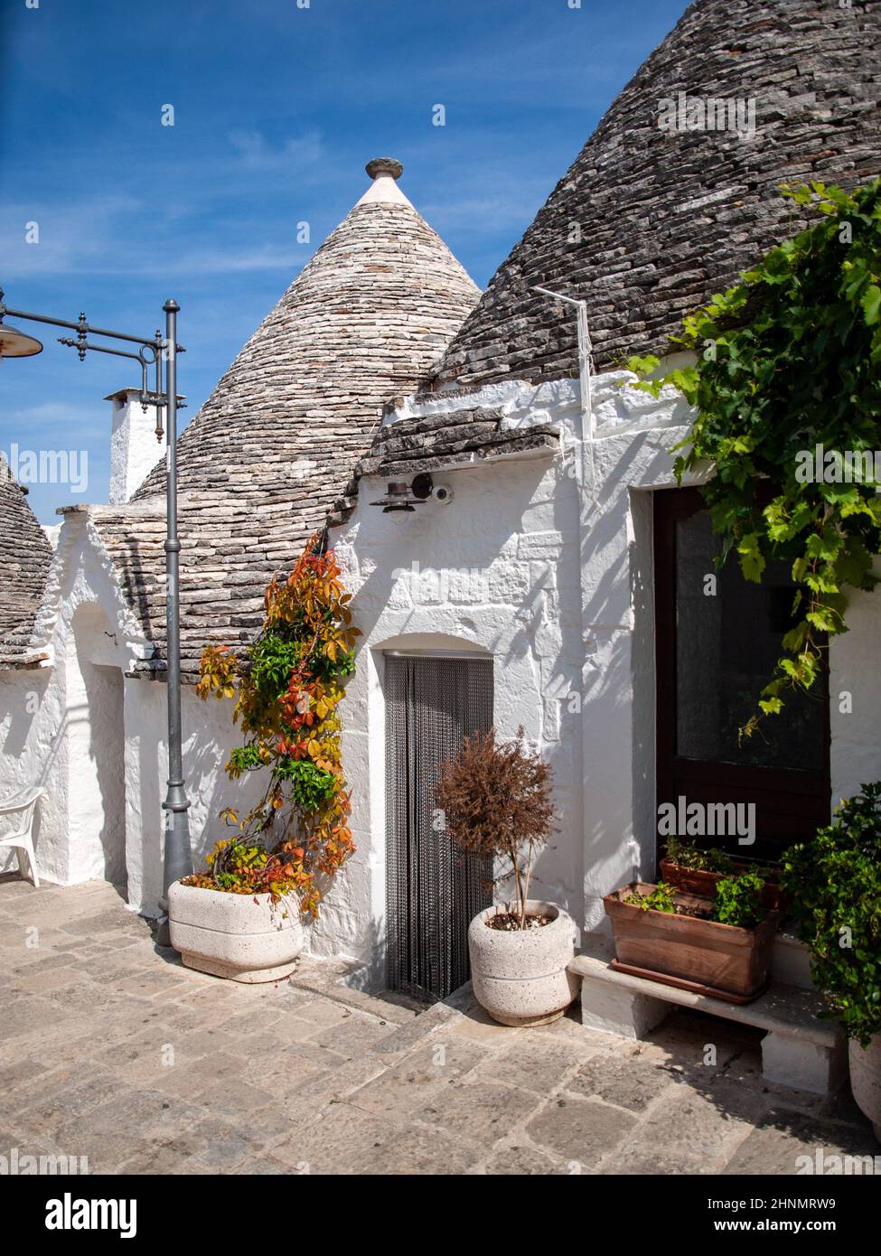 Traditionelle weiße Häuser im Dorf Trulli. Alberobello, Italien. Stockfoto