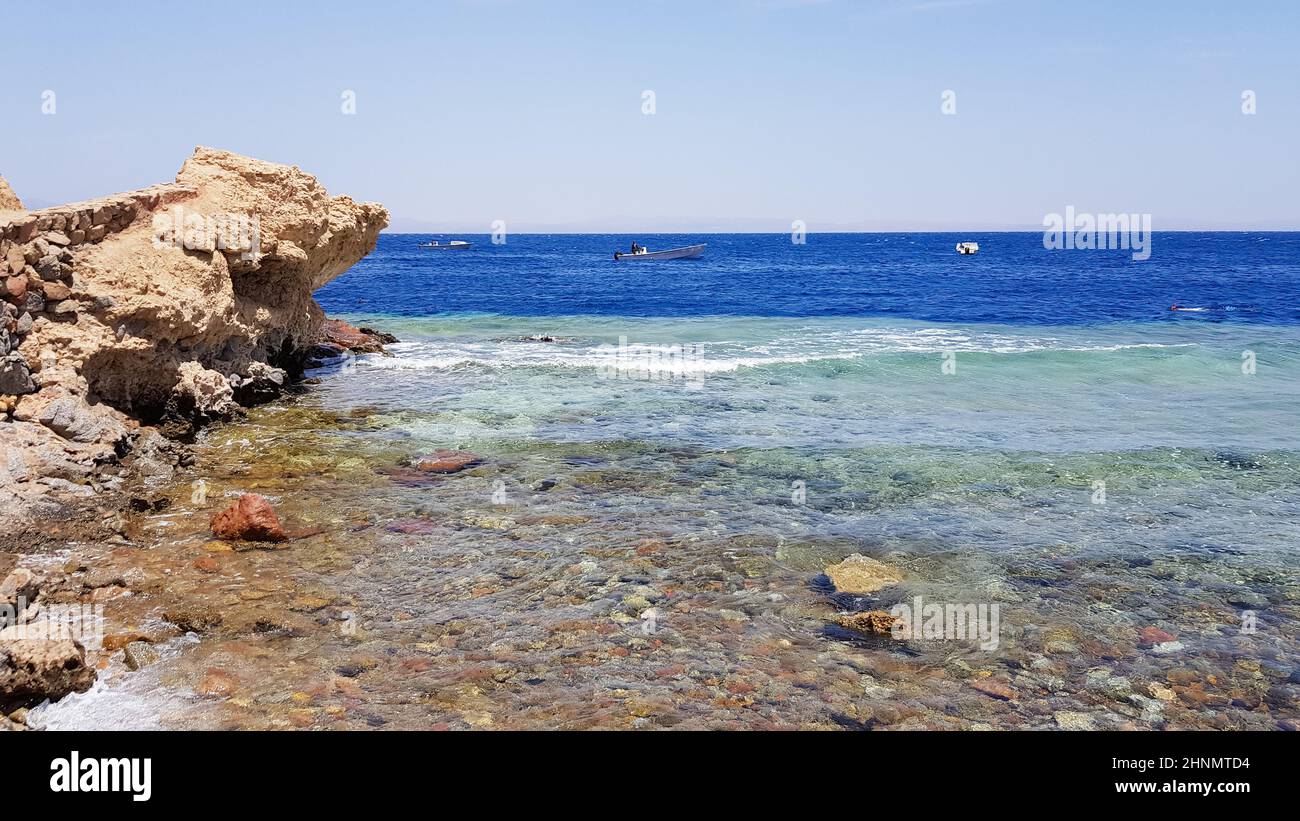 Das Blue Hole ist ein beliebter Tauchplatz im Osten des Sinai. Sonniger Badeort am Roten Meer in Dahab. Ein berühmtes Touristenziel in der Nähe von Sharm el Sheikh. Strahlender Sonnenschein Stockfoto